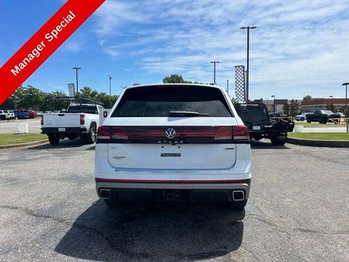 Pure White 2024 Volkswagen Atlas 2.0T SE w/Technology 4MOTION
