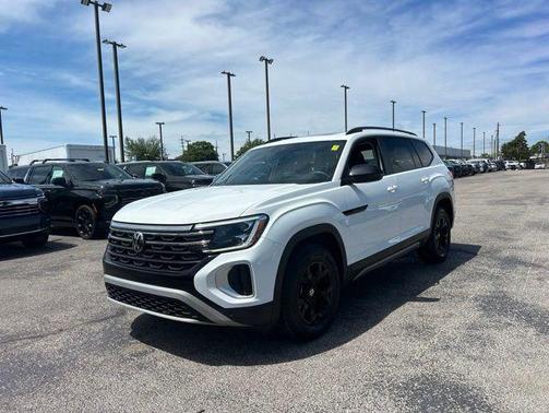 Pure White 2024 Volkswagen Atlas 2.0T SE w/Technology 4MOTION