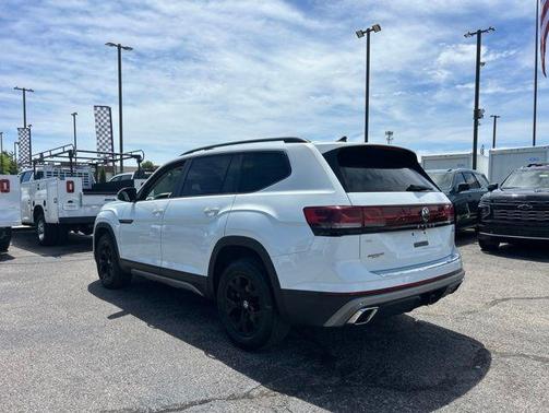 Pure White 2024 Volkswagen Atlas 2.0T SE w/Technology 4MOTION