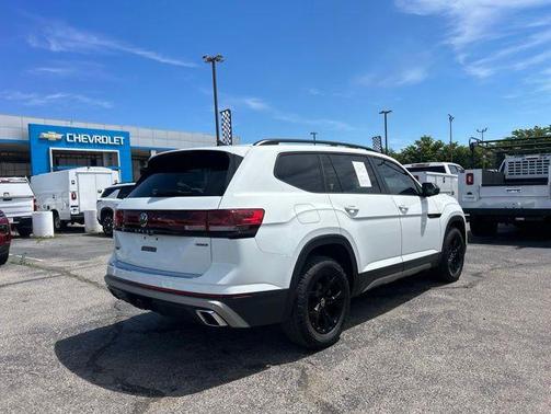 Pure White 2024 Volkswagen Atlas 2.0T SE w/Technology 4MOTION
