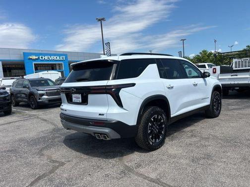 Polar White Tricoat 2026 Chevrolet Traverse AWD Z71