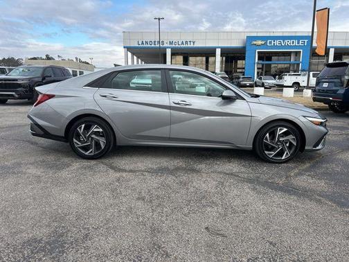 2025 Hyundai ELANTRA SEL