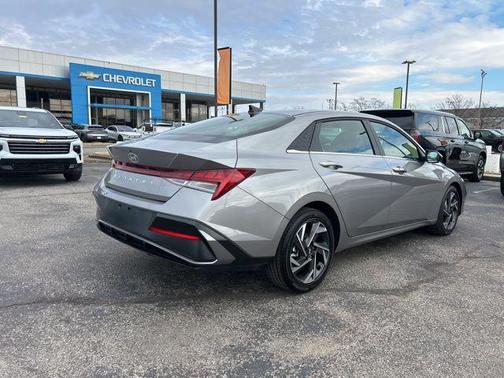 2025 Hyundai ELANTRA SEL