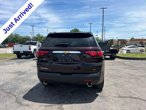 Black Cherry Metallic 2023 Chevrolet Traverse LT Cloth