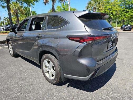Magnetic Gray Metallic 2024 Toyota Highlander LE