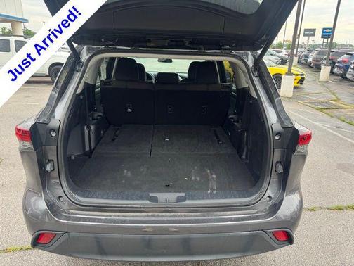 Magnetic Gray Metallic 2024 Toyota Highlander LE
