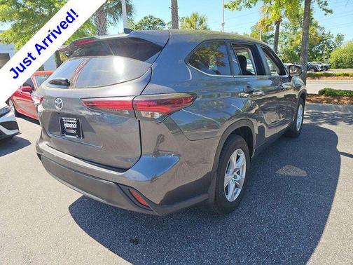 Magnetic Gray Metallic 2024 Toyota Highlander LE