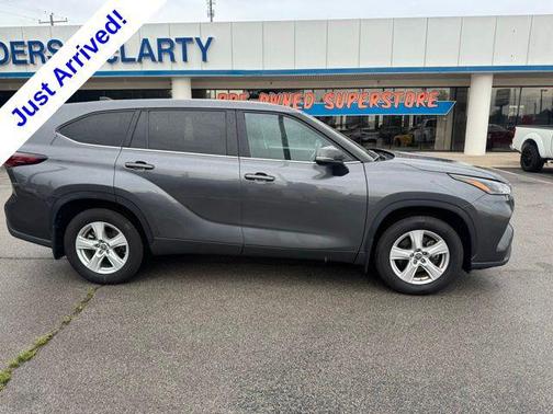 Magnetic Gray Metallic 2024 Toyota Highlander LE