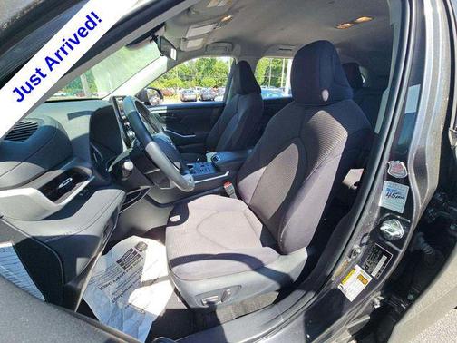 Magnetic Gray Metallic 2024 Toyota Highlander LE