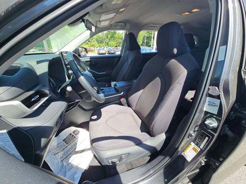Magnetic Gray Metallic 2024 Toyota Highlander LE