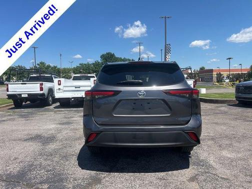 Magnetic Gray Metallic 2024 Toyota Highlander LE