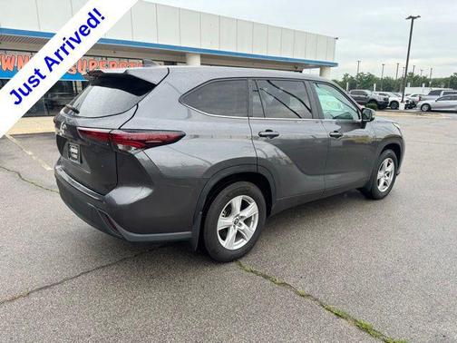 Magnetic Gray Metallic 2024 Toyota Highlander LE