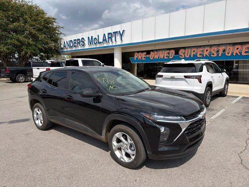 Mosaic Black Metallic 2025 Chevrolet Trax LS
