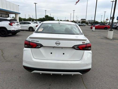 Aspen White Tricoat 2024 Nissan Versa 1.6 S