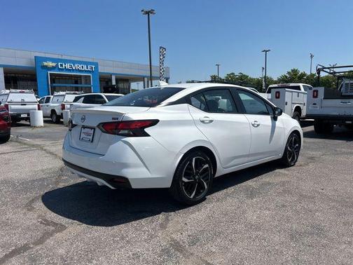Aspen White Tricoat 2024 Nissan Versa 1.6 S