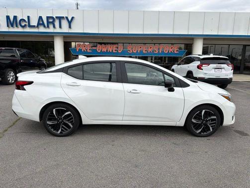 Aspen White Tricoat 2024 Nissan Versa 1.6 S