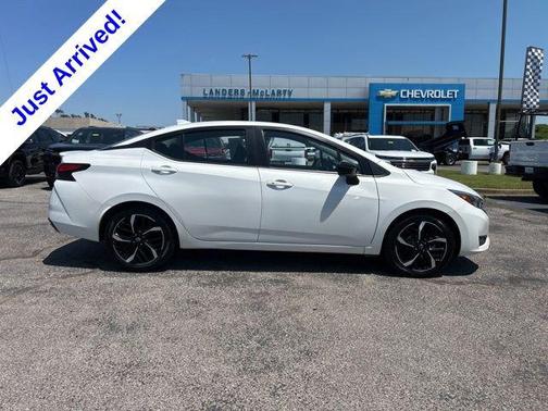 Aspen White Tricoat 2024 Nissan Versa 1.6 S