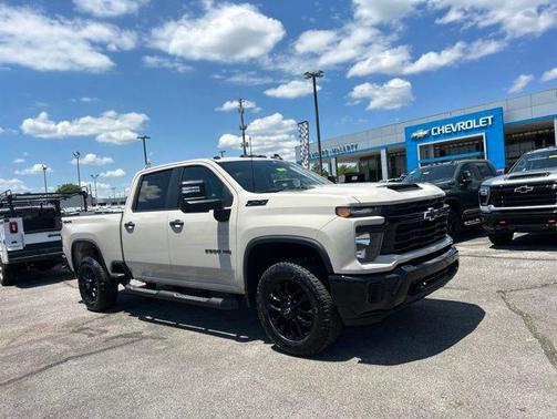White Sands 2026 Chevrolet Silverado 2500 Custom