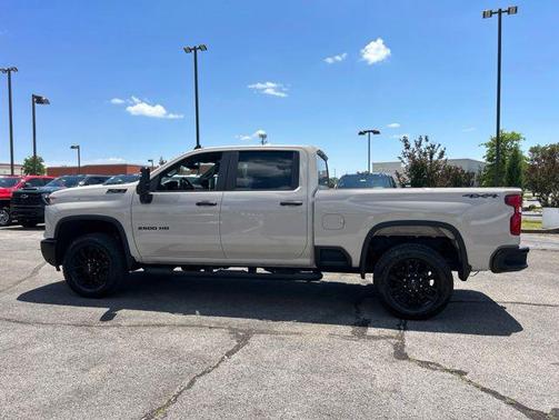 White Sands 2026 Chevrolet Silverado 2500 Custom