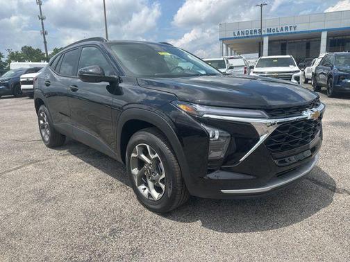 Mosaic Black Metallic 2026 Chevrolet Trax LT