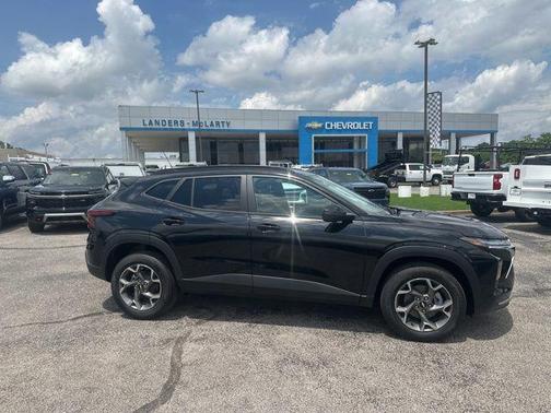 Mosaic Black Metallic 2026 Chevrolet Trax LT