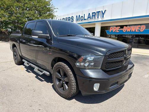 Brilliant Black Crystal Pearlcoat 2018 RAM 1500 Big Horn