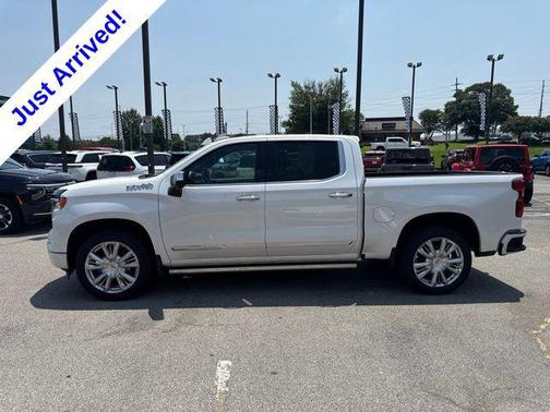 Crystal White Tricoat 2025 Chevrolet Silverado 1500 High Country