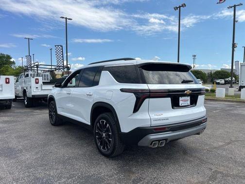 Summit White 2026 Chevrolet Traverse LT