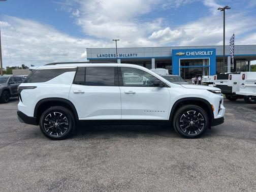 Summit White 2026 Chevrolet Traverse LT