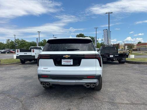 Summit White 2026 Chevrolet Traverse LT