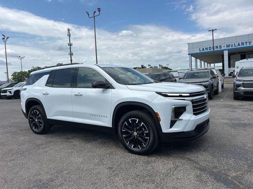 Summit White 2026 Chevrolet Traverse LT