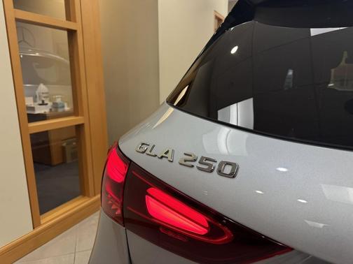 Cirrus Silver Metallic 2025 Mercedes-Benz GLA 250 4MATIC
