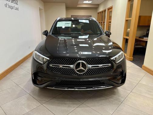 Graphite Grey Metallic 2026 Mercedes-Benz GLC 300 Base