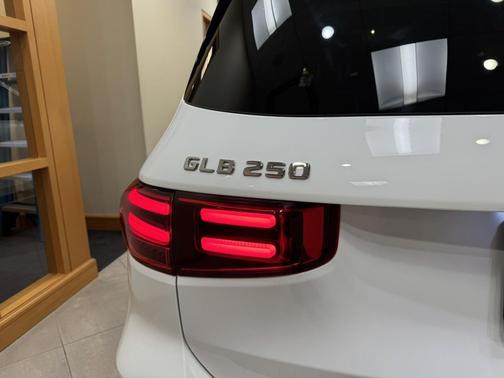 Polar White 2025 Mercedes-Benz GLB 250 Base