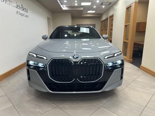 2025 BMW 740 i