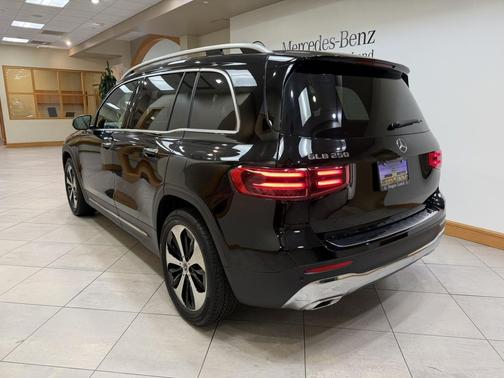 Night Black 2025 Mercedes-Benz GLB 250 Base