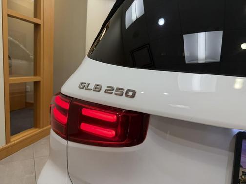 Polar White 2025 Mercedes-Benz GLB 250 Base