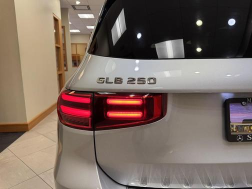 Cirrus Silver Metallic 2025 Mercedes-Benz GLB 250 Base