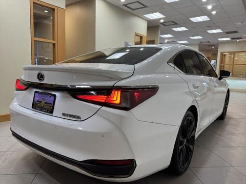 2022 Lexus ES 300h F SPORT