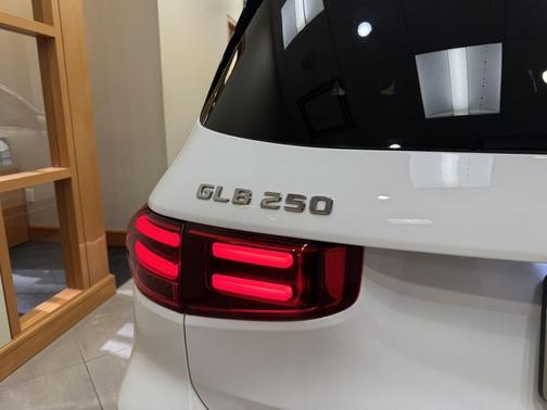 Polar White 2025 Mercedes-Benz GLB 250 Base