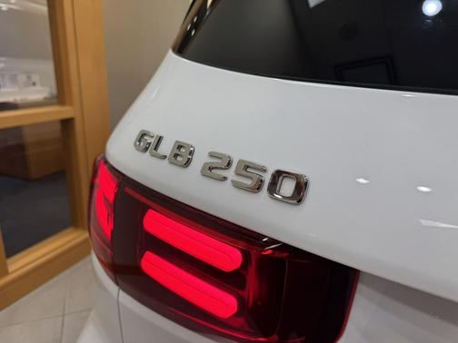 Polar White 2025 Mercedes-Benz GLB 250 Base