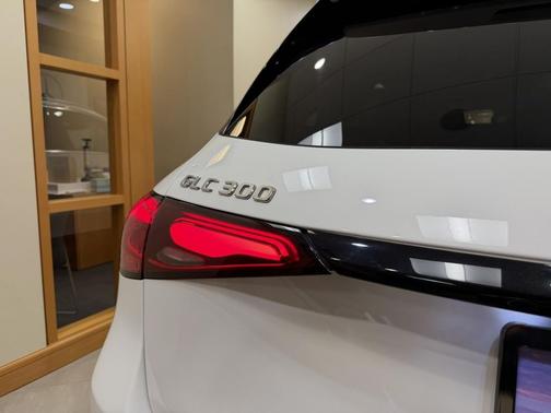 Polar White 2025 Mercedes-Benz GLC 300 Base