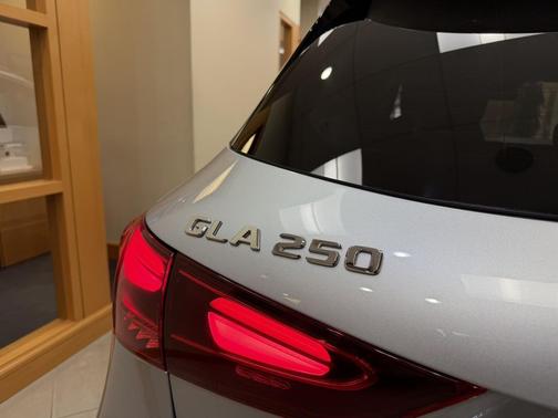 Cirrus Silver Metallic 2025 Mercedes-Benz GLA 250 4MATIC