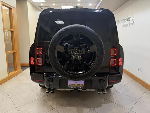 Santorini Black Metallic 2025 Land Rover Defender V8