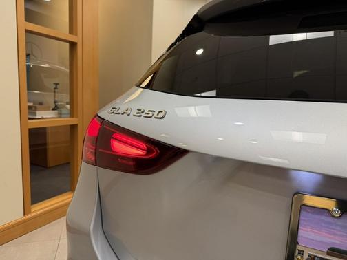 Cirrus Silver Metallic 2025 Mercedes-Benz GLA 250 4MATIC