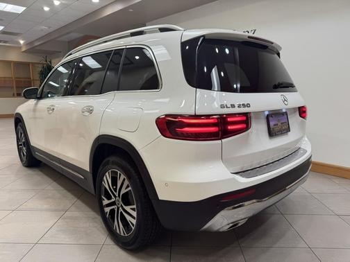 Polar White 2025 Mercedes-Benz GLB 250 Base