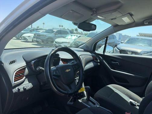 Summit White 2022 Chevrolet Trax LS
