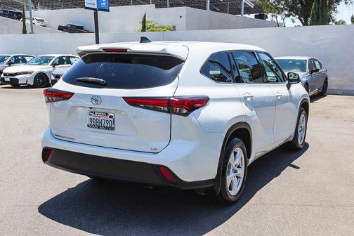 Wind Chill Pearl 2022 Toyota Highlander LE