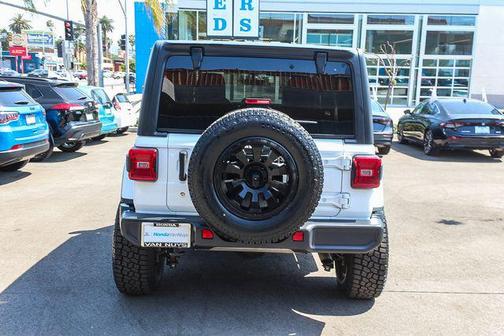 Bright White Clearcoat 2018 Jeep Wrangler Unlimited Sahara