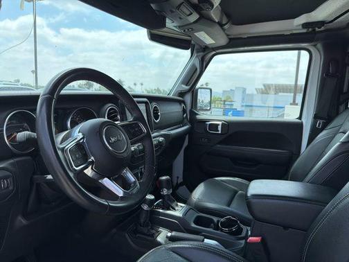 Bright White Clearcoat 2018 Jeep Wrangler Unlimited Sahara